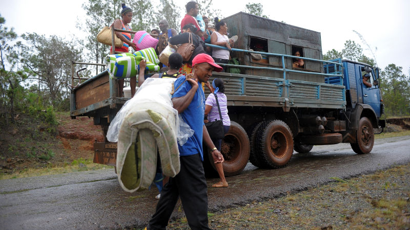 Personas que fueron evacuadas de sus hogares regresan a casa en Guantánamo, Cuba, después del paso del huracán. La foto fue tomada el 5 de octubre. (Foto: Getty)
